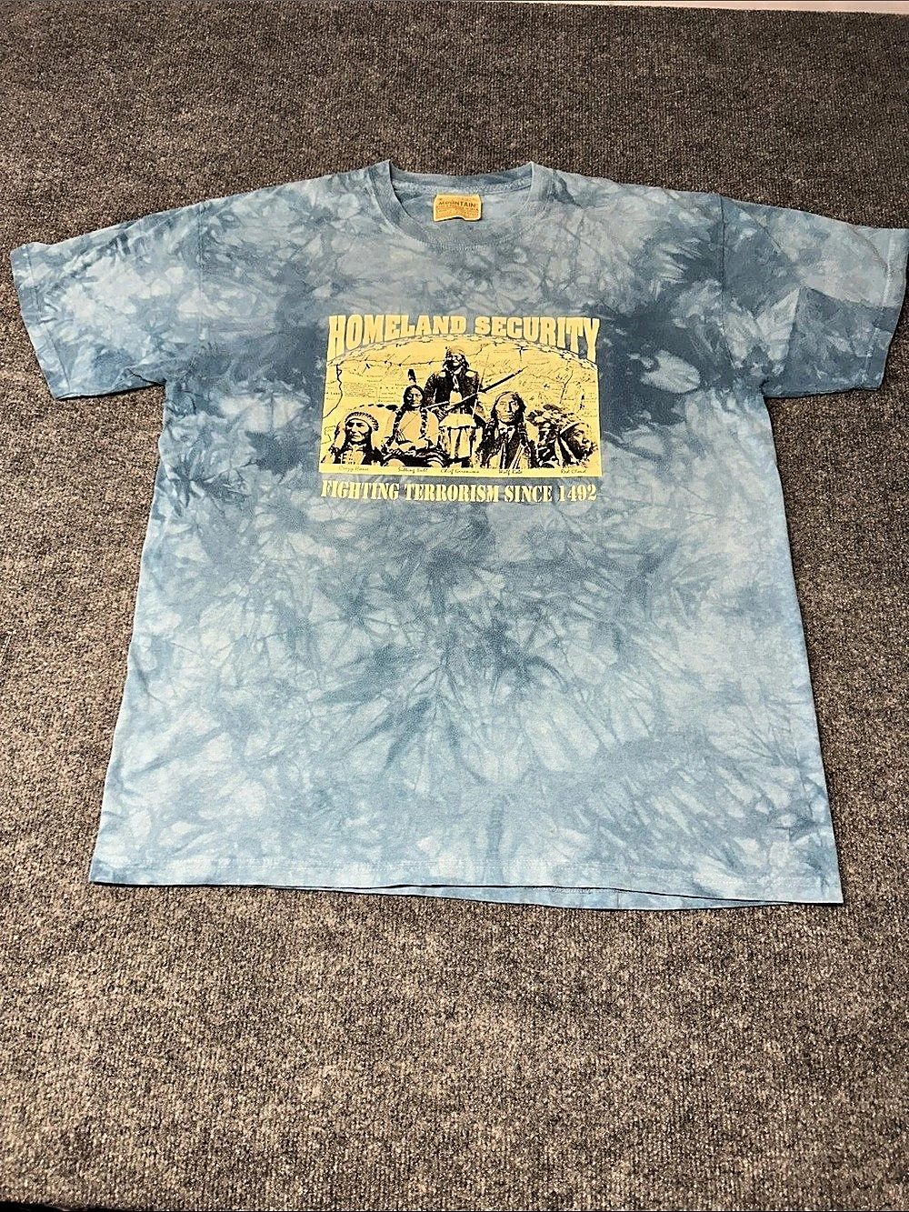 Vintage Mountain Tie-Dye Graphic Tee in Blue Size Medium